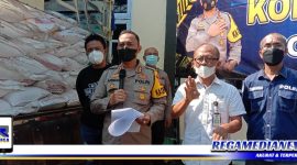 Caption: Kapolres Sampang (AKBP Arman) didampingi Kasat Reskrim beberkan kronologis penggagalan penyelundupan pupuk bersubsidi.