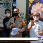 Caption: Kapolres Sampang (AKBP Arman) didampingi Kasat Reskrim beberkan kronologis penggagalan penyelundupan pupuk bersubsidi.