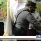 Caption: anggota Polsek Tambaksari Surabaya saat door to door memberikan bantuan sembako ke warga kurang mampu.
