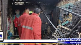 Caption: tampak tempat pangkas rambut milik Adam Abdillah tersisa barang-barang hangus terbakar.