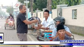 Caption: Ketua Persatuan Wartawan Sampang (Abdus Salam) saat membagikan takjil gratis kepada tukang becak.