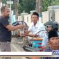 Caption: Ketua Persatuan Wartawan Sampang (Abdus Salam) saat membagikan takjil gratis kepada tukang becak.