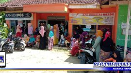 Caption: warga Kecamatan Robatal saat hendak mengambil BLT minyak goreng di kantor pos setempat.