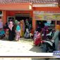 Caption: warga Kecamatan Robatal saat hendak mengambil BLT minyak goreng di kantor pos setempat.
