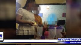 Caption: tampak seorang wanita di Cafe MU, Surabaya, tengah menuangkan minuman keras.