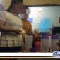 Caption: tampak seorang wanita di Cafe MU, Surabaya, tengah menuangkan minuman keras.
