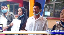 Caption: pelapor dugaan pemotongan BPNT saat mendatangi Mapolres Bangkalan kesekian kalinya.