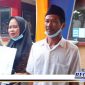 Caption: pelapor dugaan pemotongan BPNT saat mendatangi Mapolres Bangkalan kesekian kalinya.