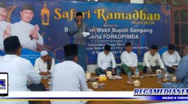 Caption: Bupati Sampang (H. Slamet Junaidi) menyampaikan sambutannya saat safari ramadhan di Desa Batuporo Timur Kecamatan Kedungdung.