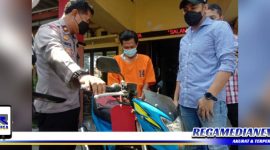Caption: Polsek Asemrowo tunjukkan tersangka jambret inisial (AGF) dan barang bukti satu unit sepeda motor Satria.