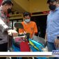 Caption: Polsek Asemrowo tunjukkan tersangka jambret inisial (AGF) dan barang bukti satu unit sepeda motor Satria.