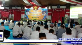 Caption: Wakil Bupati Sampang (H. Abdullah Hidayat) saat menyampaikan sambutannya dalam peringatan malam Nuzulul Qur'an di pendopo Trunojoyo.