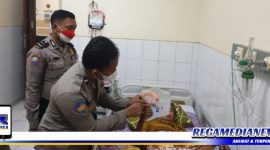 Caption: anggota Polres Sampang saat menyerahkan langsung dana bantuan tunai PKLWN kepada penerima yang sedang dirawat di rumah sakit.
