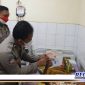 Caption: anggota Polres Sampang saat menyerahkan langsung dana bantuan tunai PKLWN kepada penerima yang sedang dirawat di rumah sakit.
