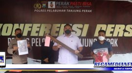 Caption: polisi tunjukkan barang bukti yang digunakan pelaku saat penyerangan di jalan Sencaki Surabaya.