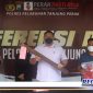 Caption: polisi tunjukkan barang bukti yang digunakan pelaku saat penyerangan di jalan Sencaki Surabaya.