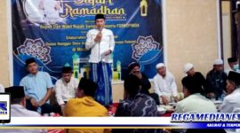 Caption: Wakil Bupati Sampang (H. Abdullah Hidayat) menyampaikan sambutannya saat safari ramadhan ke Desa Gunung Rancak, Kecamatan Robatal, Sampang.