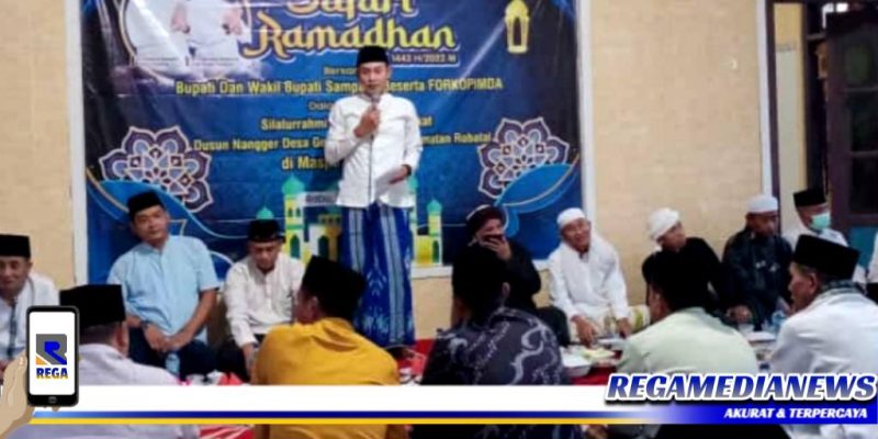 Caption: Wakil Bupati Sampang (H. Abdullah Hidayat) menyampaikan sambutannya saat safari ramadhan ke Desa Gunung Rancak, Kecamatan Robatal, Sampang.