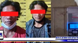 Caption: tersangka kasus narkoba inisial (AWR) dan (DY) serta barang buktinya diamankan di Mapolsek Tambaksari.