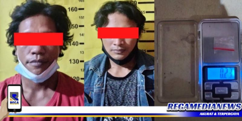 Caption: tersangka kasus narkoba inisial (AWR) dan (DY) serta barang buktinya diamankan di Mapolsek Tambaksari.
