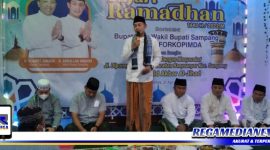 Caption: Wabup Sampang (H. Abdullah Hidayat) menyampaikan sambutannya saat safari ramadhan di masjid Al Jihad, Banyuanyar, Sampang kota.