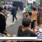 Caption: Big Family Ibu Ajenna Rabesan Kedungdung Sampang saat berbagi takjil gratis.