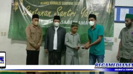 Caption: Ketua Aliansi Jurnalis Sampang (Abd Wahed) saat menyerahkan santunan kepada anak yatim piatu yang ada di pondok pesantren.