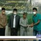 Caption: Ketua Aliansi Jurnalis Sampang (Abd Wahed) saat menyerahkan santunan kepada anak yatim piatu yang ada di pondok pesantren.