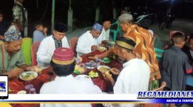 Caption: suasana buka puasa bersama yang digelar umat muslim Kampung Wiantre Arso 5, di halaman Mushala Nurul Mubi'in Kampung Wiantre Arso 5, Distrik Skanto, Kabupaten Keerom.