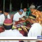 Caption: suasana buka puasa bersama yang digelar umat muslim Kampung Wiantre Arso 5, di halaman Mushala Nurul Mubi'in Kampung Wiantre Arso 5, Distrik Skanto, Kabupaten Keerom.