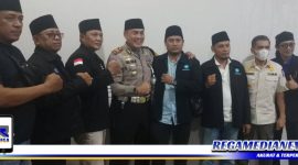 Caption: anggota AMP bersama Kasat Lantas Polres Tanjung Perak Surabaya usai buka puasa bersama.