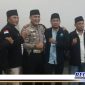 Caption: anggota AMP bersama Kasat Lantas Polres Tanjung Perak Surabaya usai buka puasa bersama.