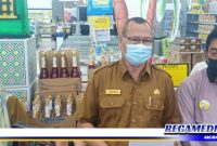 Caption: Kepala Dinas Kesehatan Bangkalan Sudiyo (tengah) saat sidak ke salah satu swalayan.