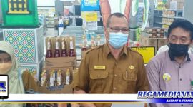 Caption: Kepala Dinas Kesehatan Bangkalan Sudiyo (tengah) saat sidak ke salah satu swalayan.