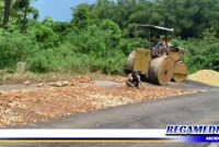 Caption: warga tampak menata batu untuk pengaspalan dan perbaikan akses penghubung jalan Kecamatan Tanah Merah, Geger dan Galis.