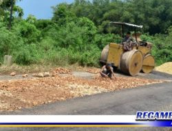 Lepas Dari Perhatian Pemkab, Warga Bangkalan Urunan Aspal Jalan Rusak