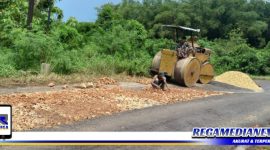 Caption: warga tampak menata batu untuk pengaspalan dan perbaikan akses penghubung jalan Kecamatan Tanah Merah, Geger dan Galis.