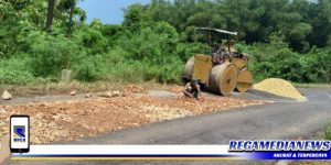Lepas Dari Perhatian Pemkab, Warga Bangkalan Urunan Aspal Jalan Rusak