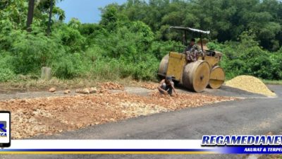 Lepas Dari Perhatian Pemkab, Warga Bangkalan Urunan Aspal Jalan Rusak