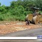 Caption: warga tampak menata batu untuk pengaspalan dan perbaikan akses penghubung jalan Kecamatan Tanah Merah, Geger dan Galis.