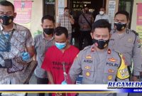 Caption: Kapolsek Mulyorejo (Kompol Ardi Purboyo) tunjukkan tersangka pencurian dan barang buktinya.