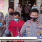 Caption: Kapolsek Mulyorejo (Kompol Ardi Purboyo) tunjukkan tersangka pencurian dan barang buktinya.
