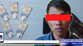 Caption: tersangka pengedar uang palsu dan barang buktinya saat diamankan di Mapolsek Tambaksari Surabaya.
