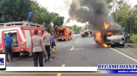 Caption: tampak petugas pemadam kebakaran dan anggota Polsek Torjun hendak memadamkan mobil penumpang yang terbakar.