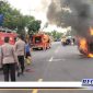 Caption: tampak petugas pemadam kebakaran dan anggota Polsek Torjun hendak memadamkan mobil penumpang yang terbakar.