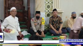 Caption: Kapolsek Asemrowo Kompol Hari Kurniawan (tengah), saat menghadiri pembagian bantuan kepada anak yatim piatu.