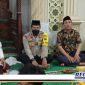 Caption: Kapolsek Asemrowo Kompol Hari Kurniawan (tengah), saat menghadiri pembagian bantuan kepada anak yatim piatu.