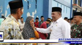 Caption: kedatangan Bupati Sampang (H Slamet Junaidi) disambut haru oleh puluhan warga mantan penganut syi'ah, di Rusunawa Jemundo Sidoarjo.