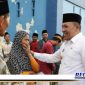 Caption: kedatangan Bupati Sampang (H Slamet Junaidi) disambut haru oleh puluhan warga mantan penganut syi'ah, di Rusunawa Jemundo Sidoarjo.