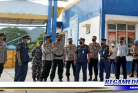 Caption: Kapolda Gorontalo (Irjend Pol Akhmad Wiyagus) bersama jajarannya saat meninjau pelayanan arus mudik di Posko Terpadu angkutan lebaran pelabuhan penyebrangan Gorontalo.